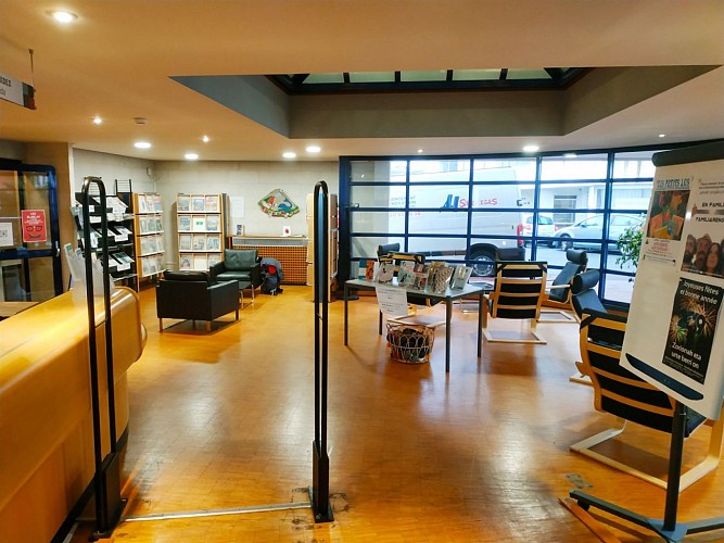 hall-entree-mediatheque-espace-presse-RDC--1600x1200-