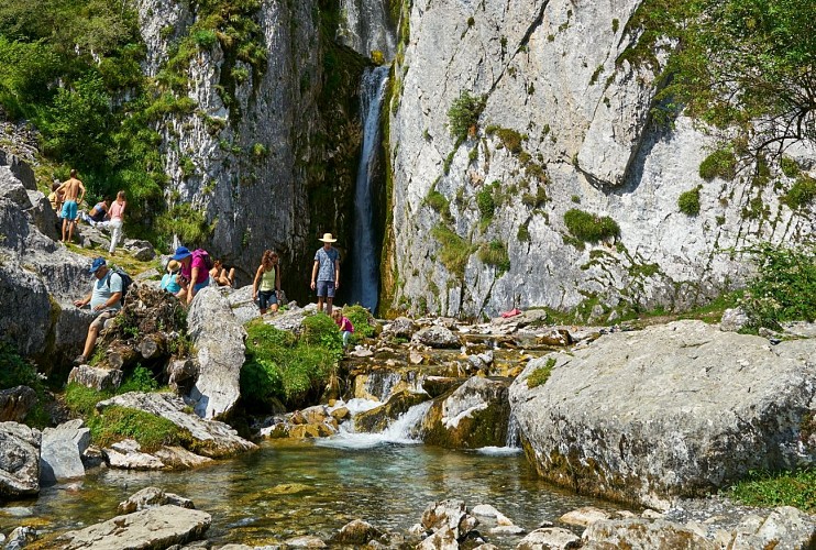 Randonneurs-a-la-cascade-de-Sanchese-LESCUN