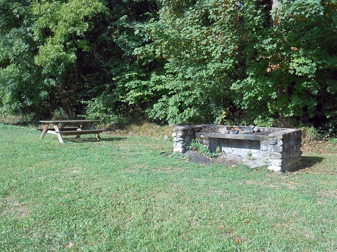 Aire-de-pique-nique---Barbecue---LE-SAILLET---OSSE-EN-ASPE