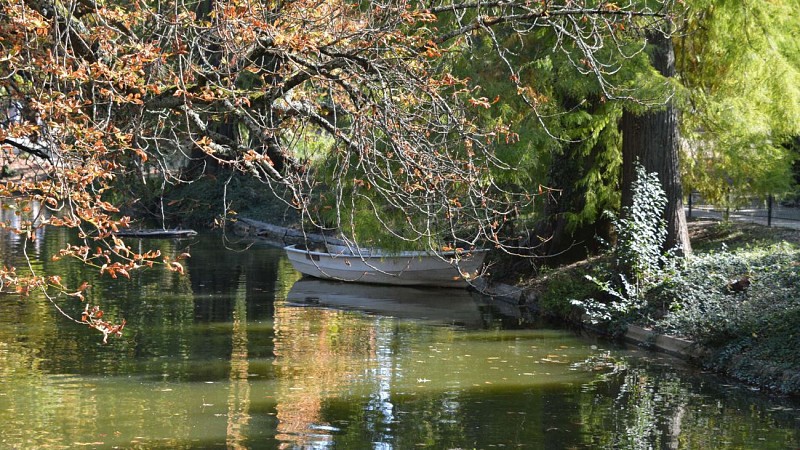 Bordeaux-en-automne, plan d'eau