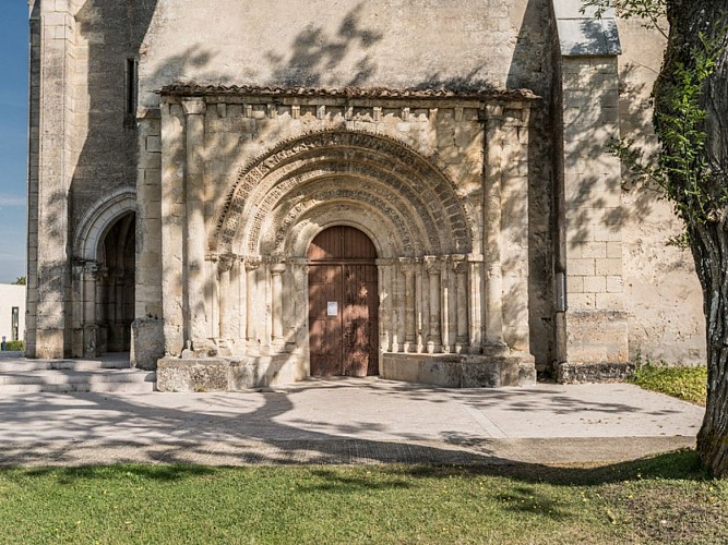 Eglise-de-St-Germain-d-Arsac-et-son-porche2