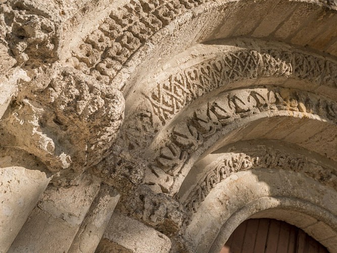 Eglise-de-St-Germain-d-Arsac-et-son-porche3