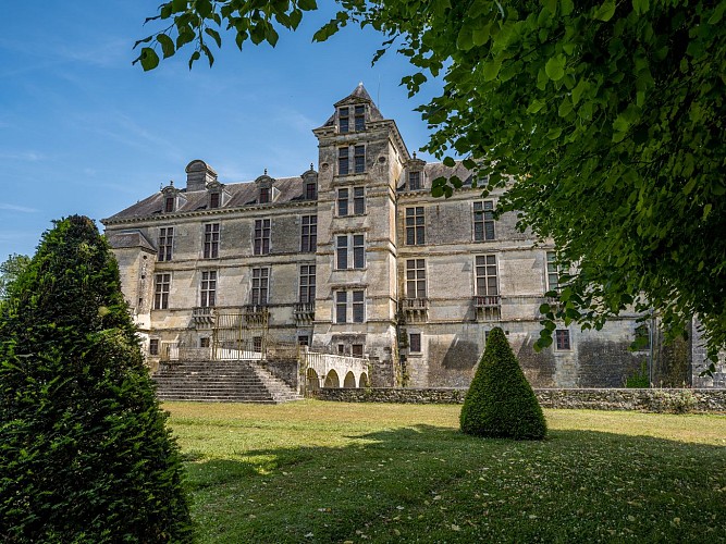 -D-Darrault-Petites-Cites-de-Caractere-Château