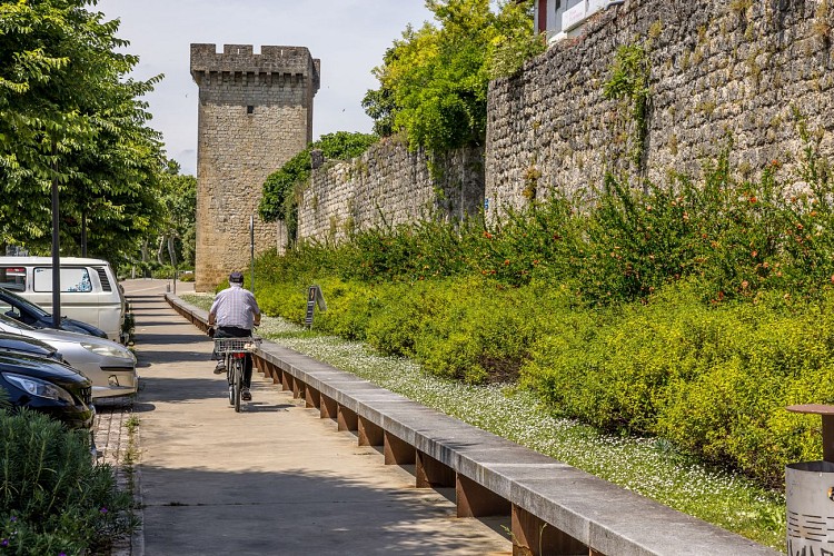 -D-Darrault-Petites-Cites-de-Caractere-Remparts et vélo
