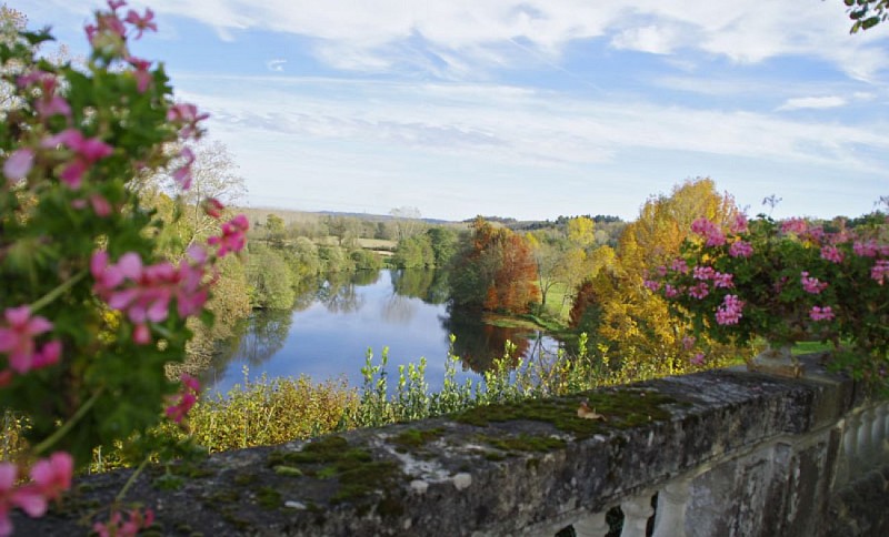 Abzac-400X800-Château-vue-automne-format paysage-CCordonatto_CAT9496