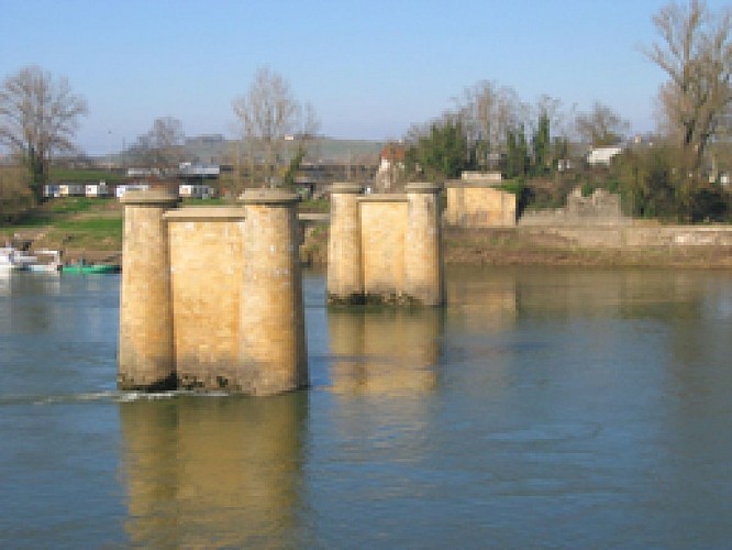 Piles de l'ancien pont métallique de Langon