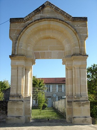 Arche-porche du presbytère d'Ordonnac