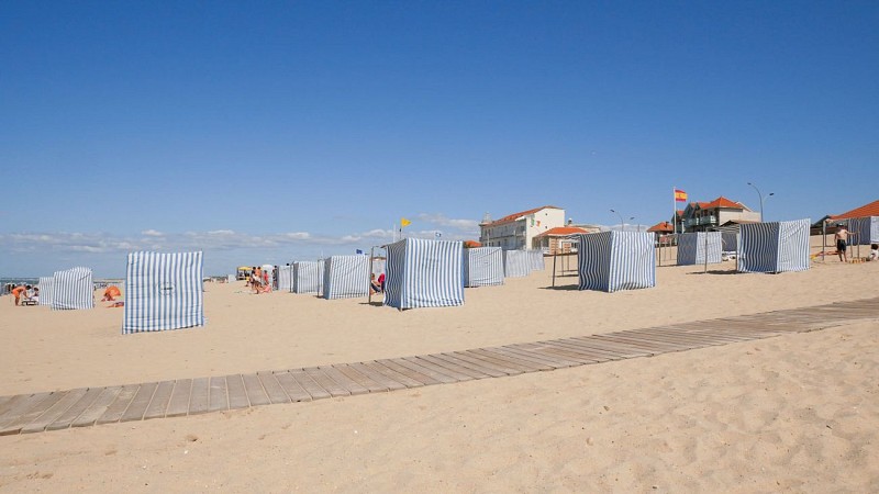 Plage Soulac - tentes © medoc-atlantique-tourisme_3