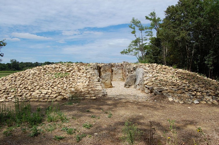 1280px-Dolmen_de_Barbehère_02