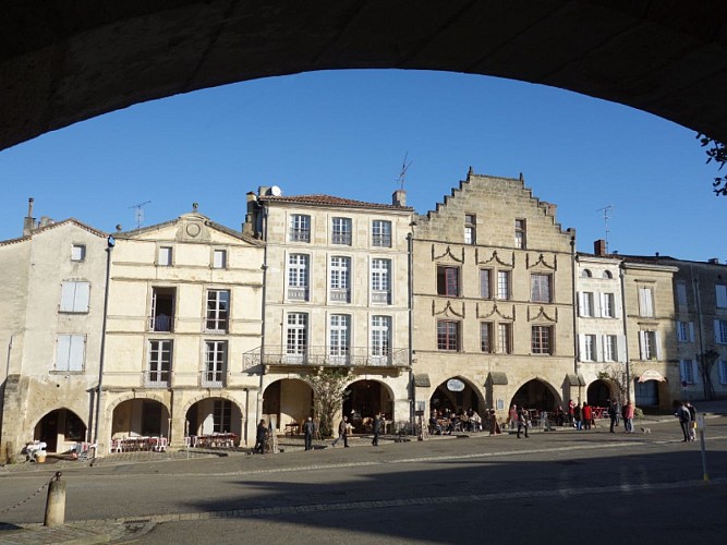 Place de la cathédrale - Bazas - ph. Elodie F (1)