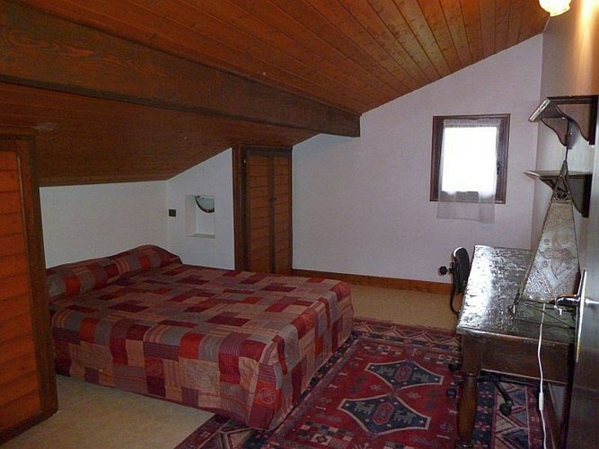 Maison Arbelbide chambre lit double carreaux - Uhart Cize