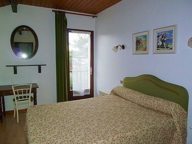 Maison Arbelbide chambre lit double vert - Uhart Cize