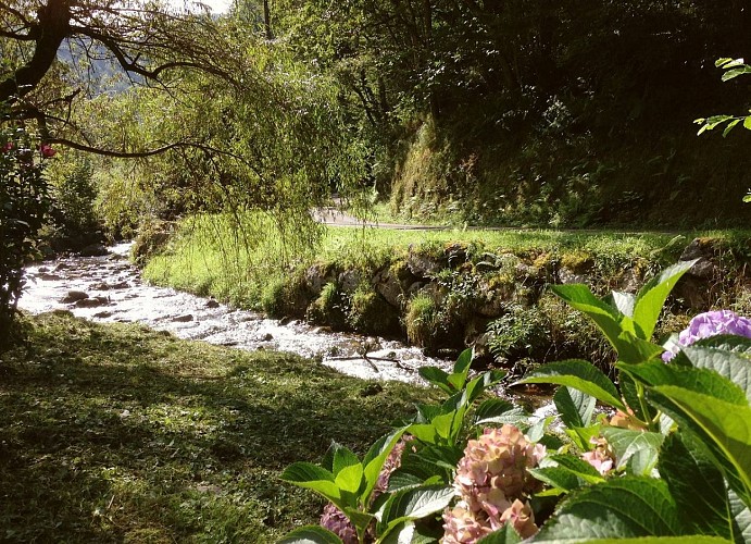 extérieur ruisseau maison Haristoy Soule Licq Atherey Pays Basque