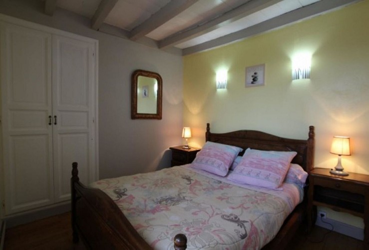 maison oxoby chambre lit double mur vert suhescun