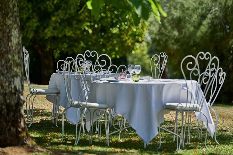 Metairie-lunch-garden-close_xlarge