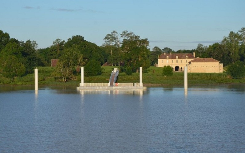 Fort-M--doc-et-ponton-vus-de-l-estuaire-w3