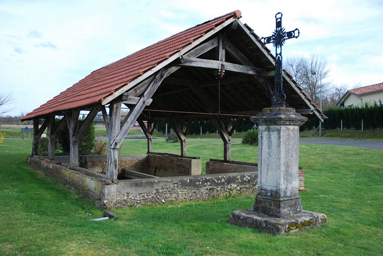 Eglise romane et lavoir de Lucbardez-et-Bargues