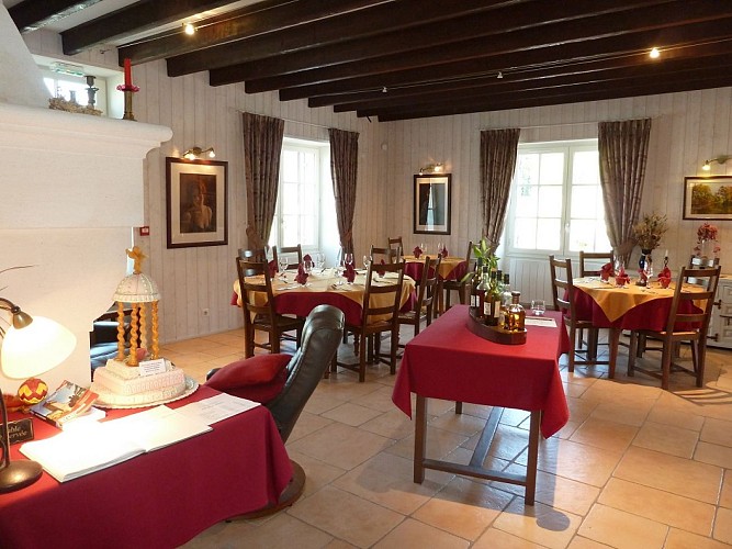 restaurant-auberge-de-la-double-echourgnac-salle1