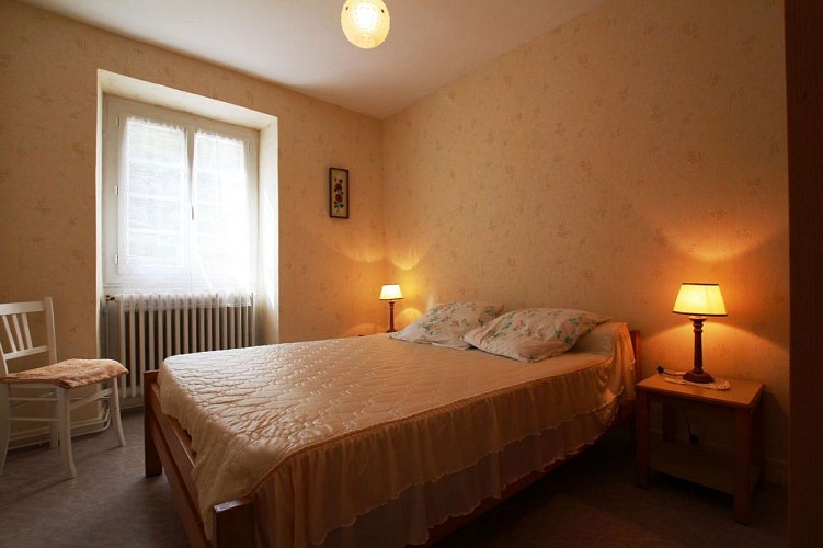 Appartement Ahetz-Etcheber chambre lit double jaune - Esterencuby