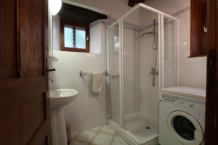 Maison Etchebarne salle de douche - St Jean Le Vieux