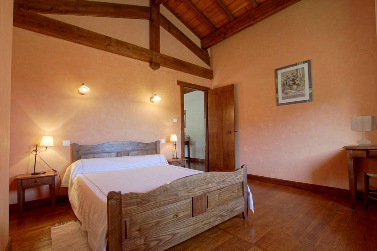 maison-pouchulu-chambre-lit-double-bois-ibarolle