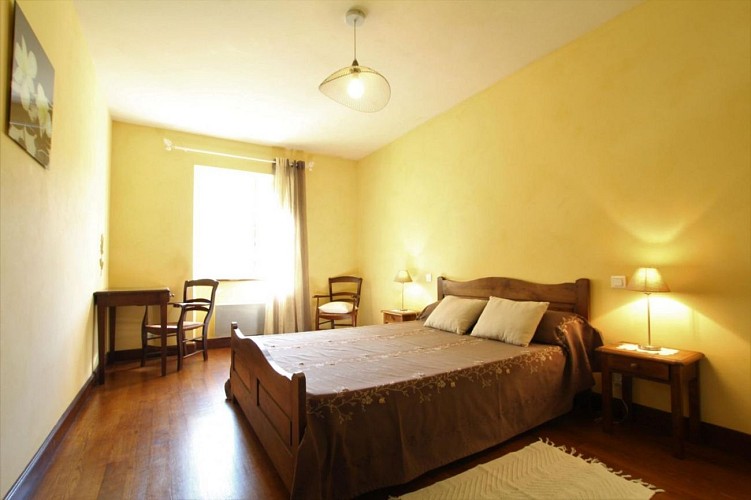 maison-pouchulu-chambre-lit-double-jaune-ibarolle