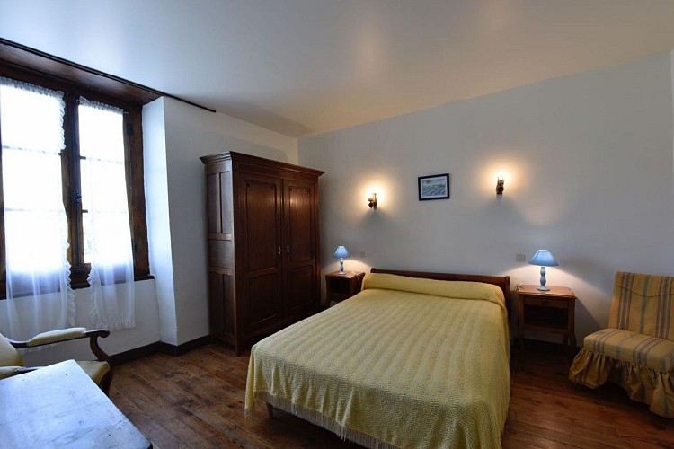 Maison Laxague-Bararry chambre lit double jaune - St Etienne de Baigorry