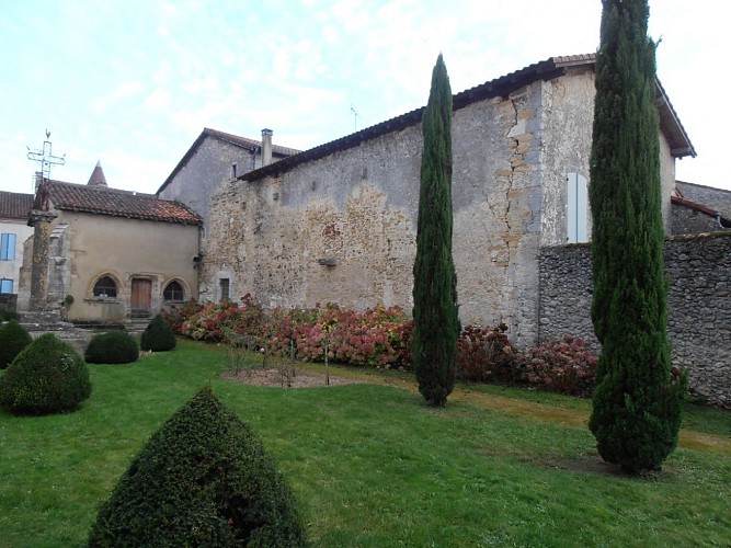 Roquefort---Abords-de-l-eglise-Saint-Marie