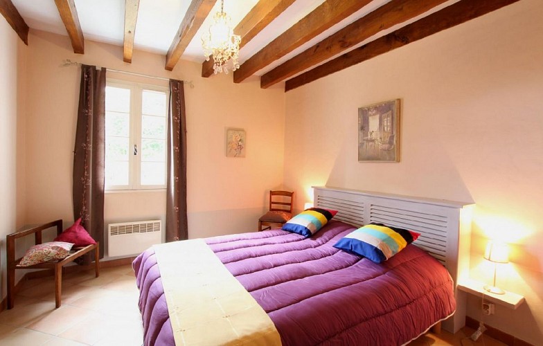 Appartement-Lamarque-chambre-lit-double-prune---Arrautte-Charritte