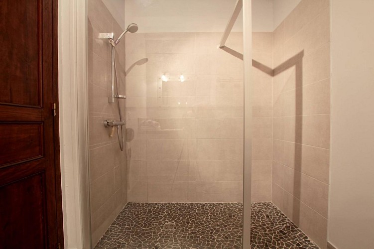 Appartement-Lamarque-salle-de-douche---Arrautte-Charritte