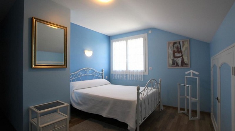 maison-salla-austeya-chambre-lit-double-bleue-juxue