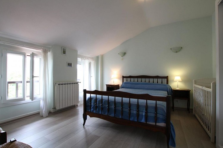 maison-lagourgue-obilua---chambre-lit-double-et-lit-bebe---beyrie-sur-joyeuse