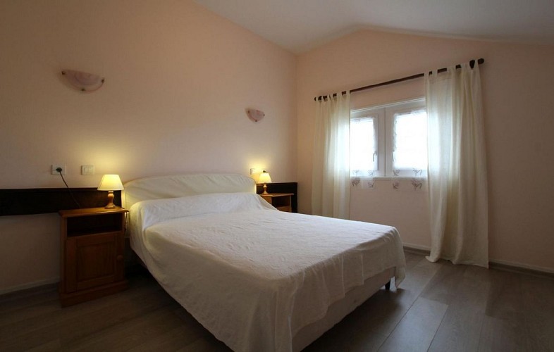 maison-lagourgue-obilua---chambre-lit-double-blanc---beyrie-sur-joyeuse