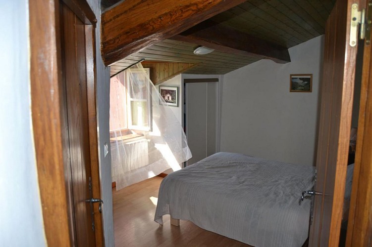 appartement-mounho-chambre-lit-double-blanc-iholdy