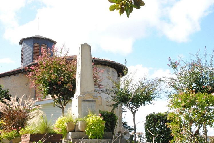 Baigts - Eglise et monument aux morts