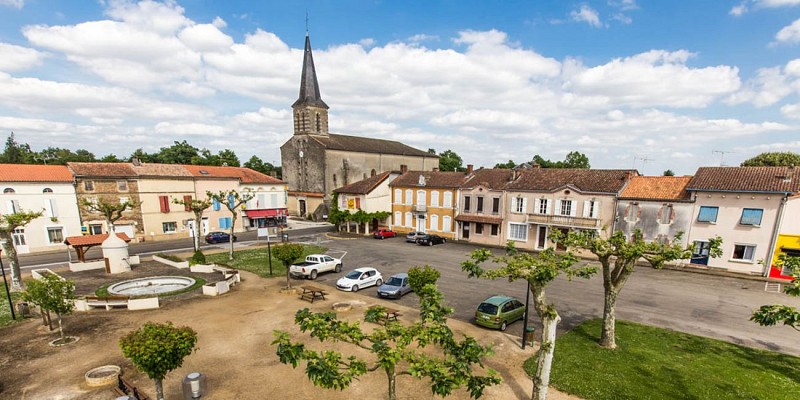 Eglise et place de Cazères