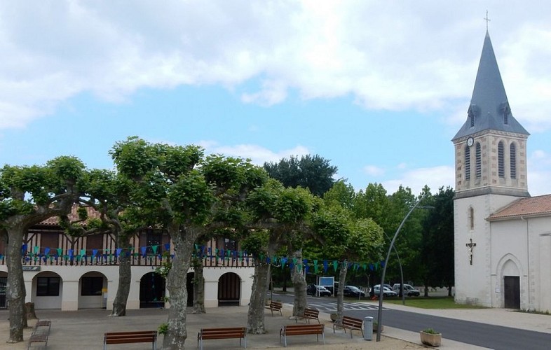 Le fronton et la place du village