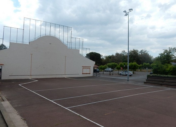 Le fronton et la Place du village Moliets