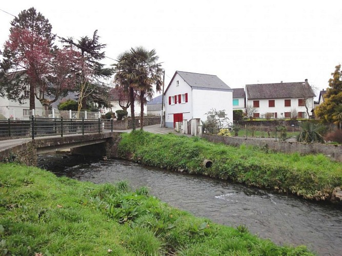 Gîte Salies - Ruisseau au côté du gîte