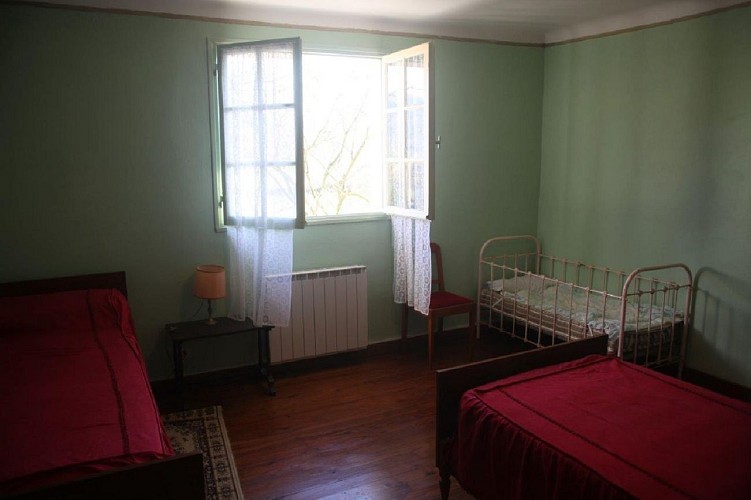 chambre-deux-lits-et-lit-bebe-maison-harriet