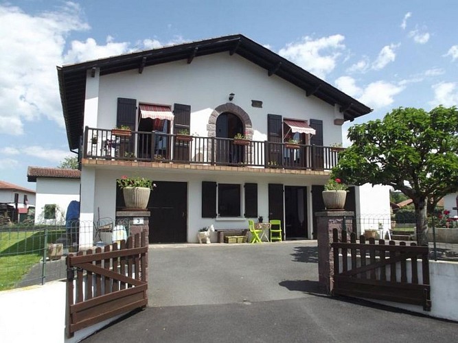 Location-aussel-urtxoak-bixtan-façade-uhart cize