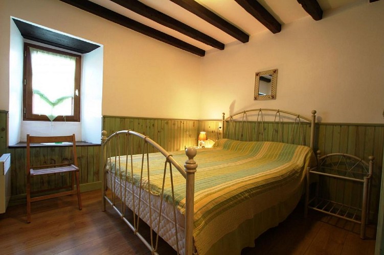 Maison Lekumberry chambre lit double vert - Osses