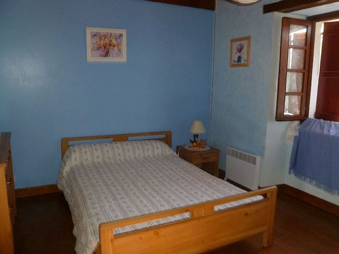 Maison Cherbero arriere chambre lit double bleue - St Etienne de Baigorry