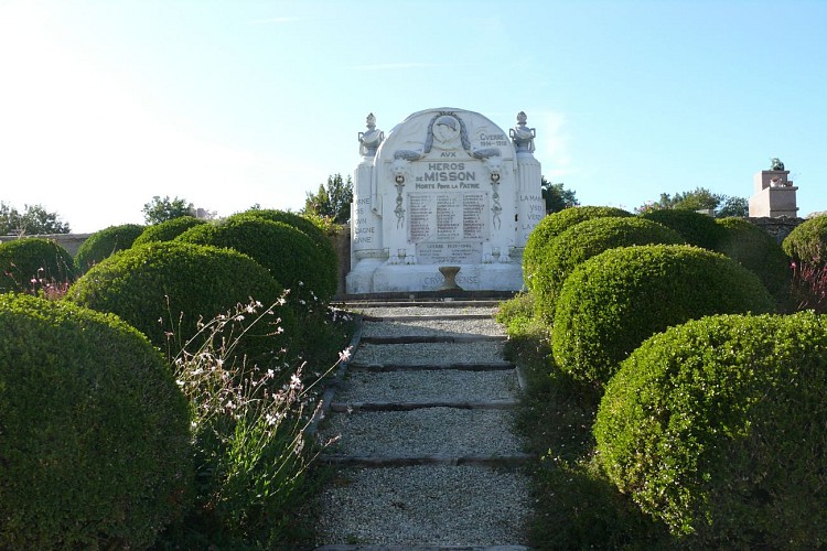 MONUMENT AUX MORTS