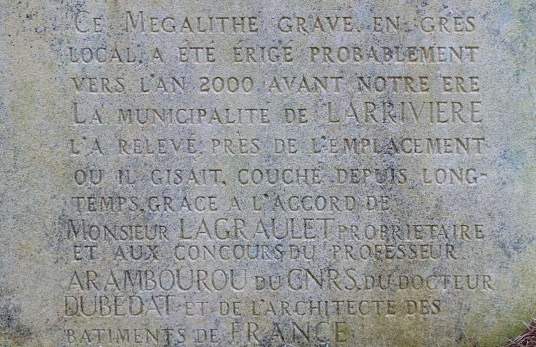 Mégalithe de Guillay plaque