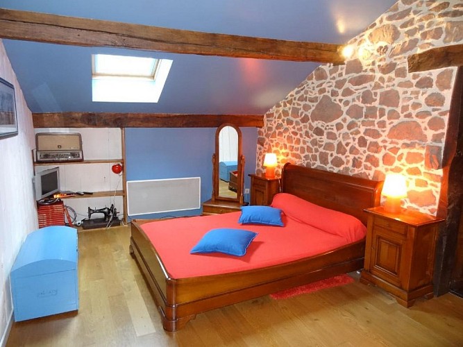 Maison Saharandia chambre lit double mur pierres - Aldudes