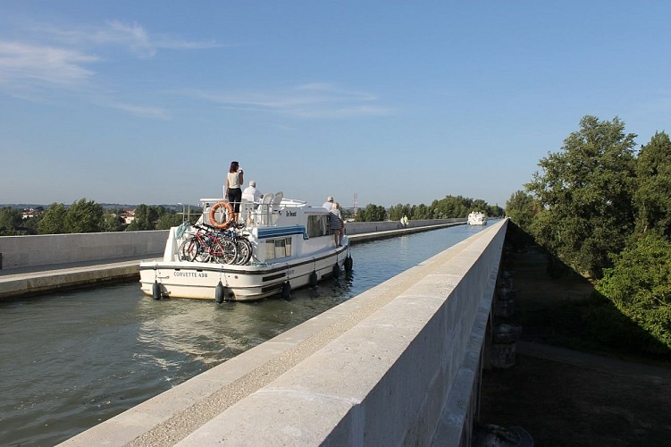 agen-pont-canal-bateau-destination-agen-tourisme-réduit