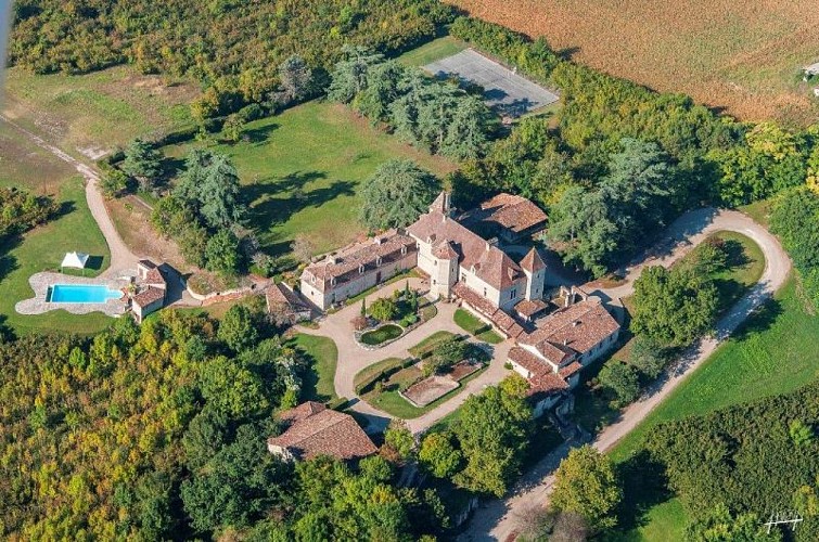 CHATEAU LAUQUERIE LAUZUN800x600 vue aerienne