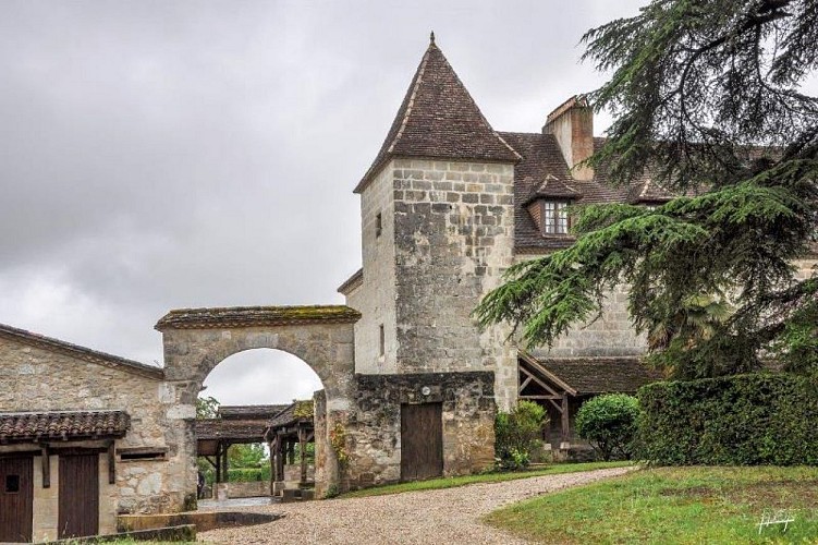 CHATEAU DE LAUQUERIE ENTREE800x600