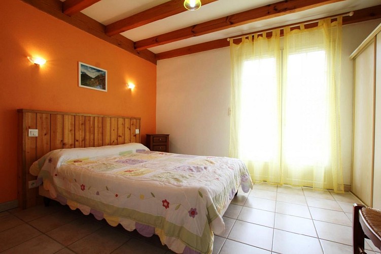 Maison Haran 2 chambre lit double rideaux jaunes - Bidarray